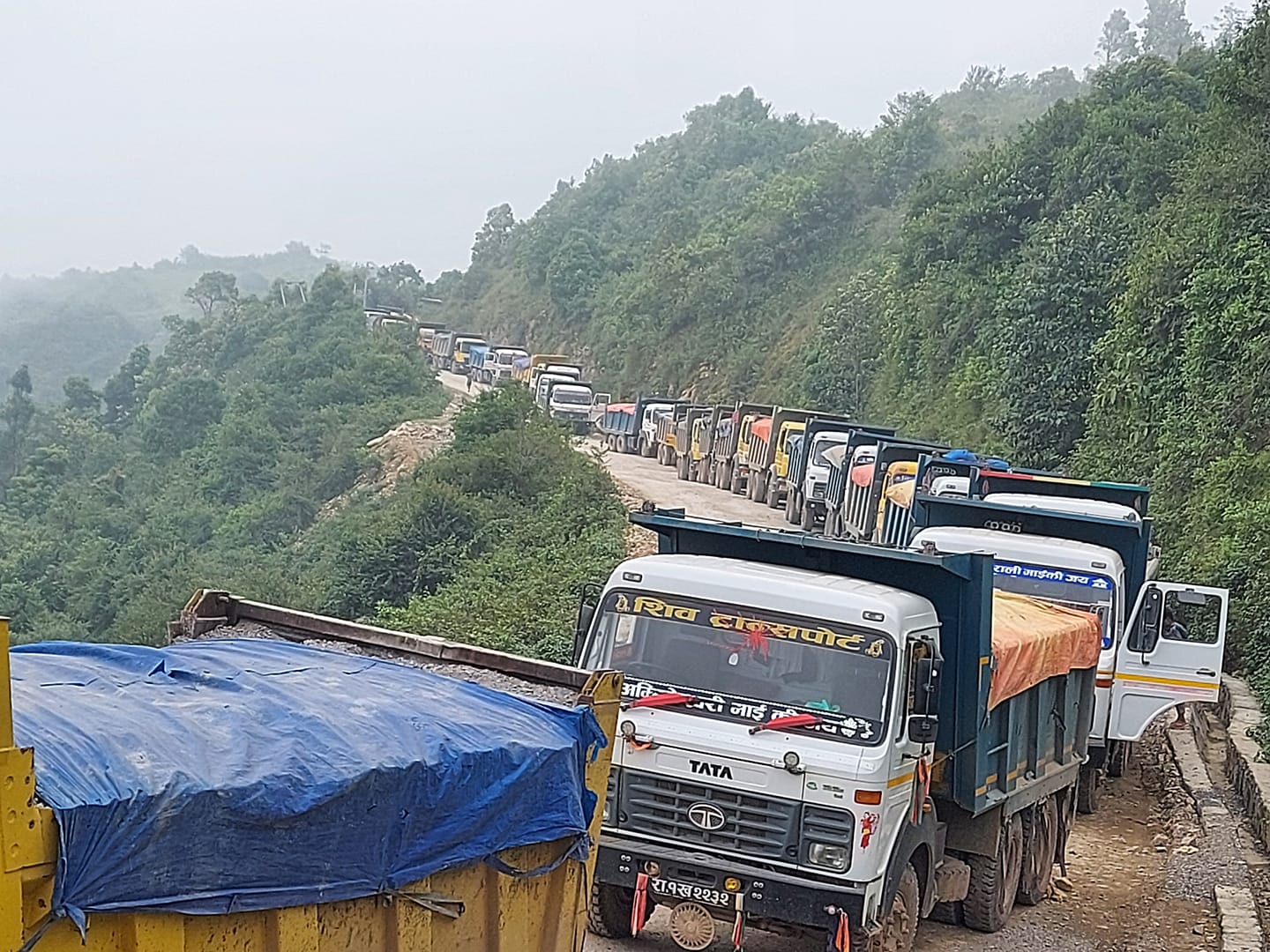 बंगलाचुलीमा  सिमेन्ट खानिका टिप्परहरु अब राति ७ देखि विहान ६ बजे मात्रै चल्न दिने गरी नयाँ समय निर्धारण