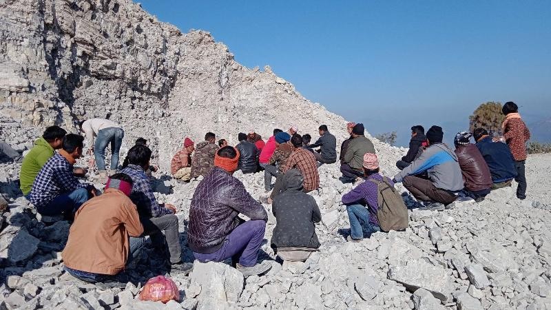 घोराही सिमेन्ट उद्योगको चुनढुङ्गा उत्खनन् क्षेत्रका श्रमिक आन्दोलितहुदाँ उद्योग बन्द