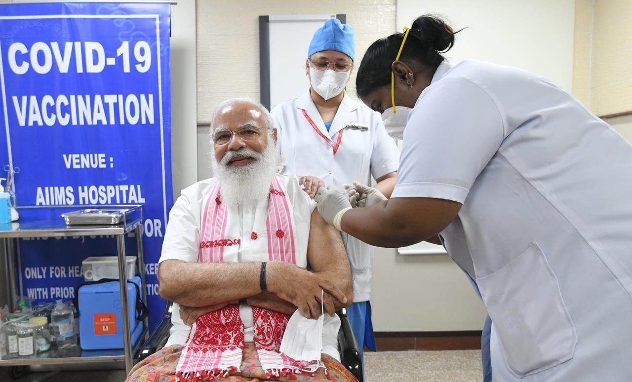 भारतीय प्रधानमन्त्रीले लगाए कोरोनाविरुद्धको खोप